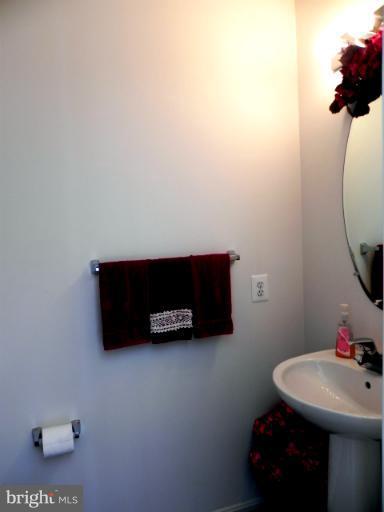 8128 Rose Haven Road Baltimore, MD 21237 - Photo 18 of 28 Bath