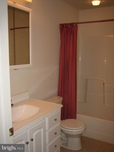 8128 Rose Haven Road Baltimore, MD 21237 - Photo 8 of 28 Bath