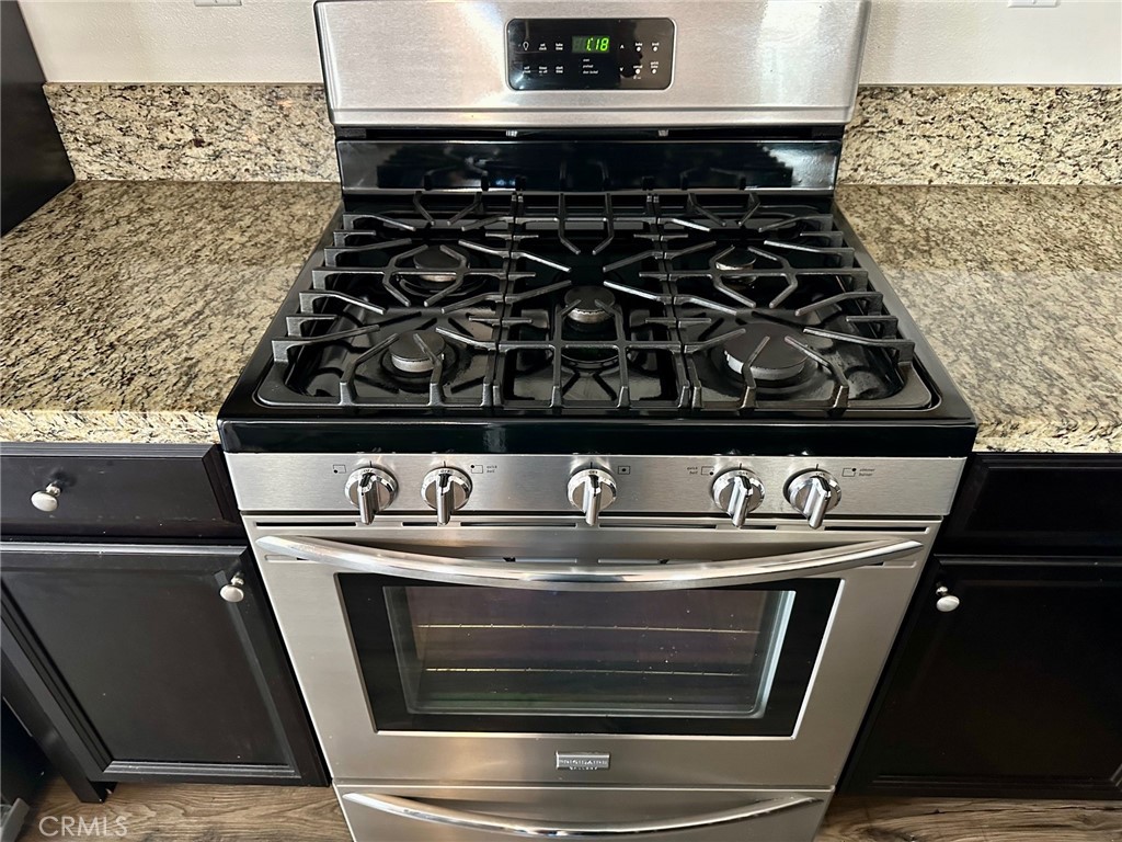 422 West Rte 66, Unit 87 Glendora, CA 91740 - Photo 34 of 35 a close view of stove top oven