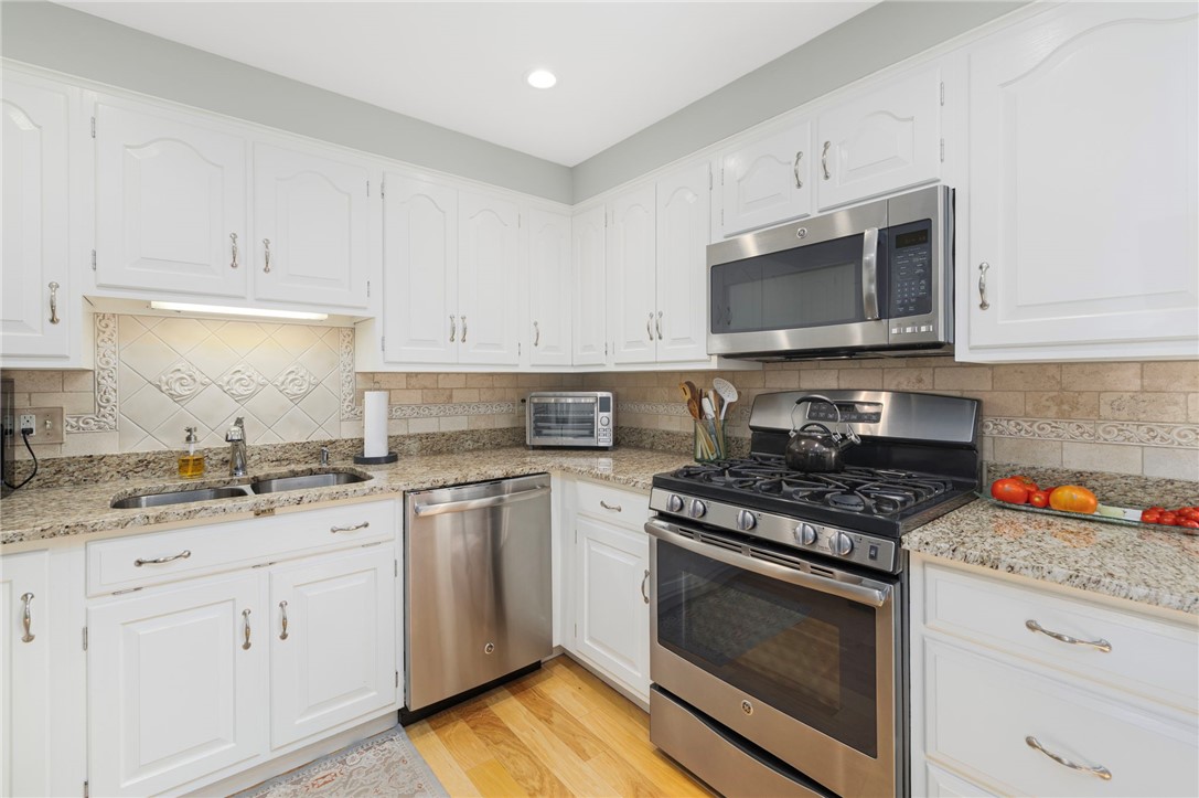 115 Beverly Road East Providence, RI 02915 - Photo 16 of 33