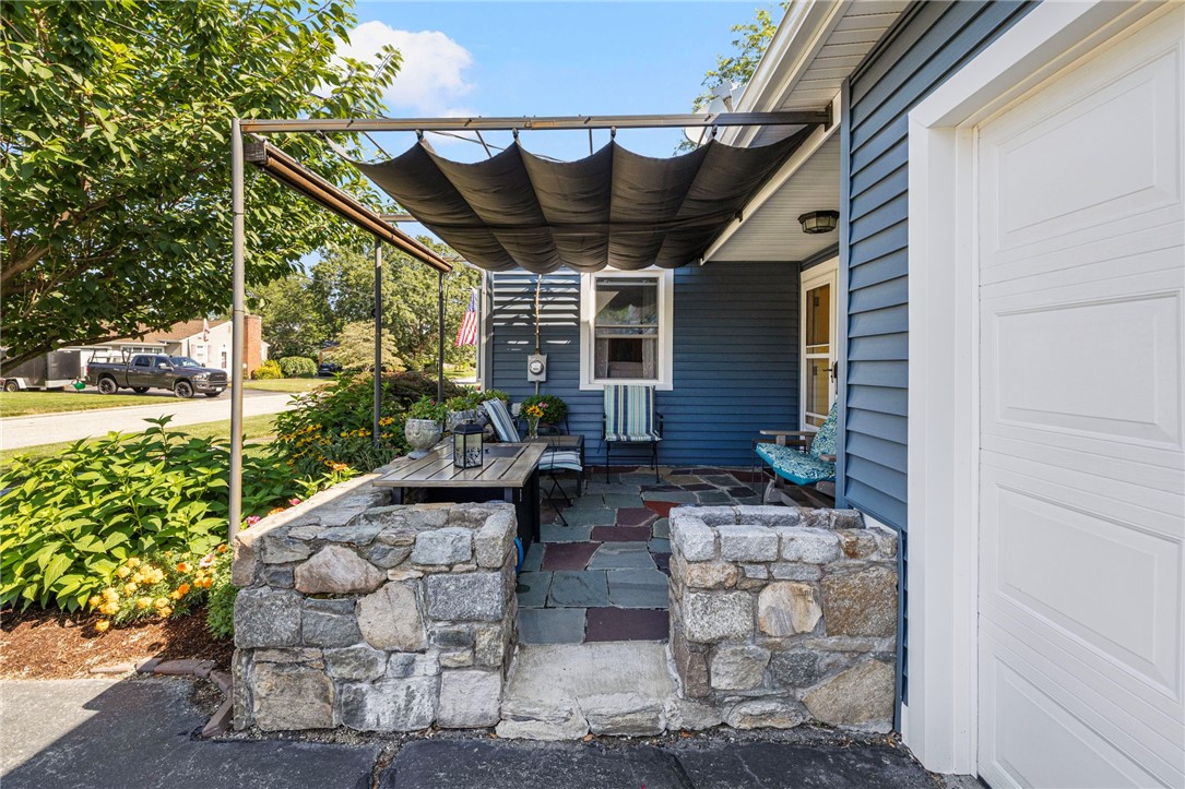115 Beverly Road East Providence, RI 02915 - Photo 3 of 33