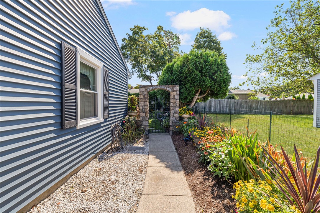 115 Beverly Road East Providence, RI 02915 - Photo 6 of 33