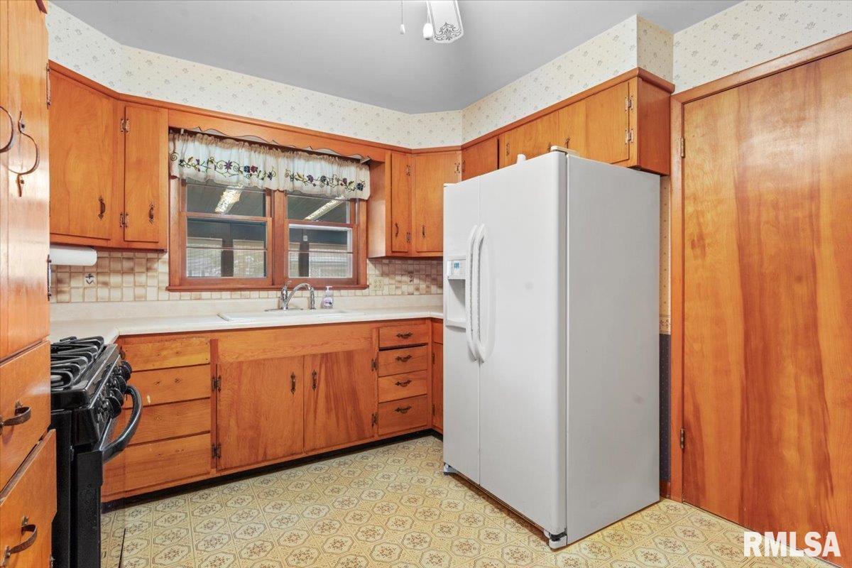 525 Sattley Street Rochester, IL 62563 - Photo 13 of 39