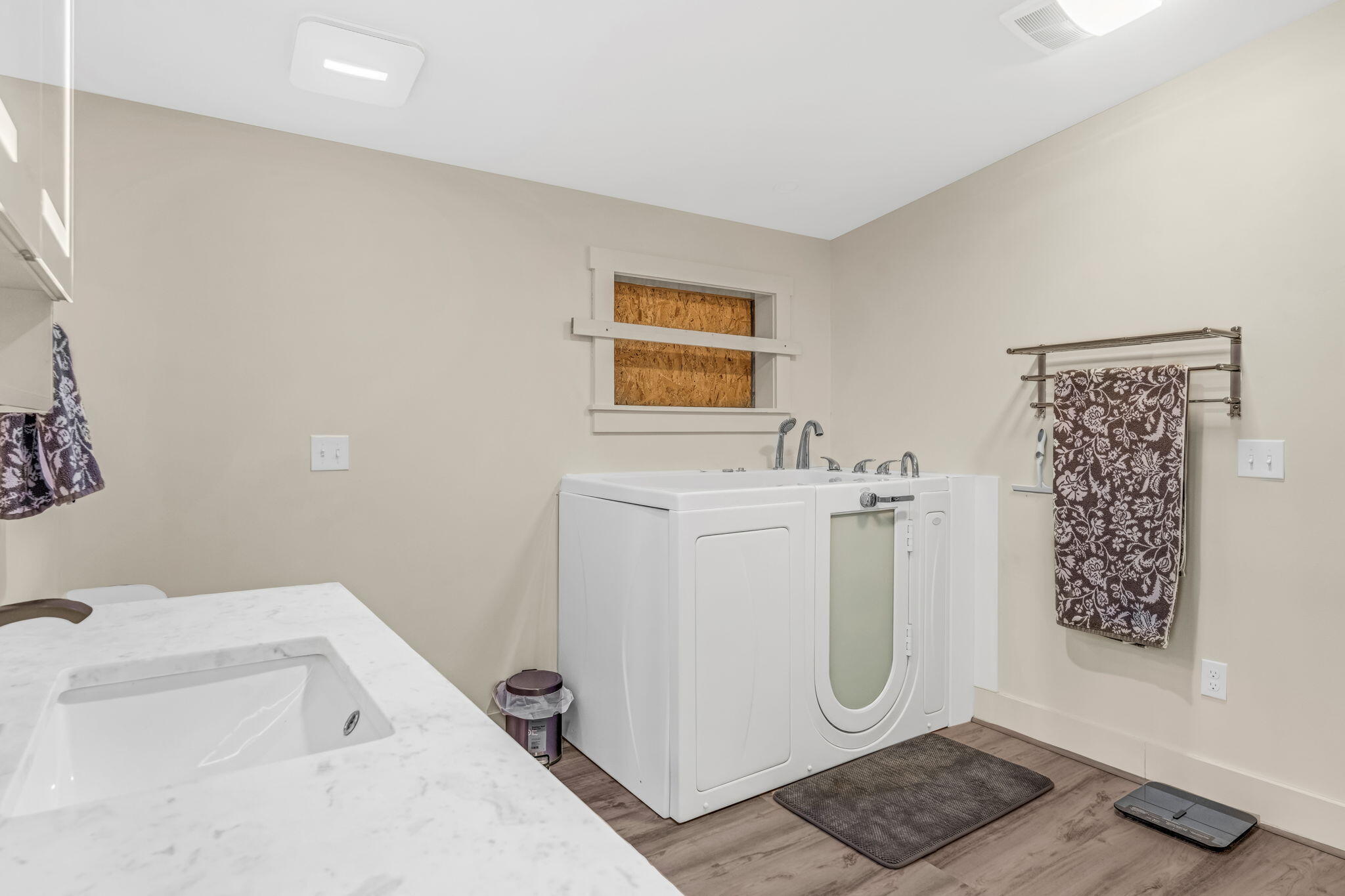 156 Congress Street Belfast, ME 04915 - Photo 47 of 69 2nd Fl Primary BR Bath