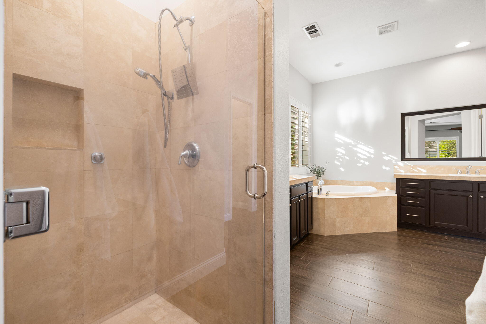 48864 Pear Street Indio, CA 92201 - Photo 23 of 46 a bathroom with a bathtub a sink and a mirror