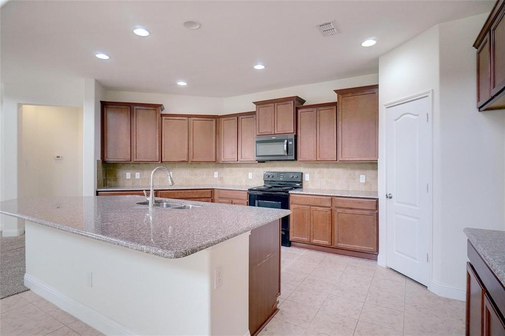 8721 Maple Ridge Trail Fort Worth, TX 76244 - Photo 3 of 25