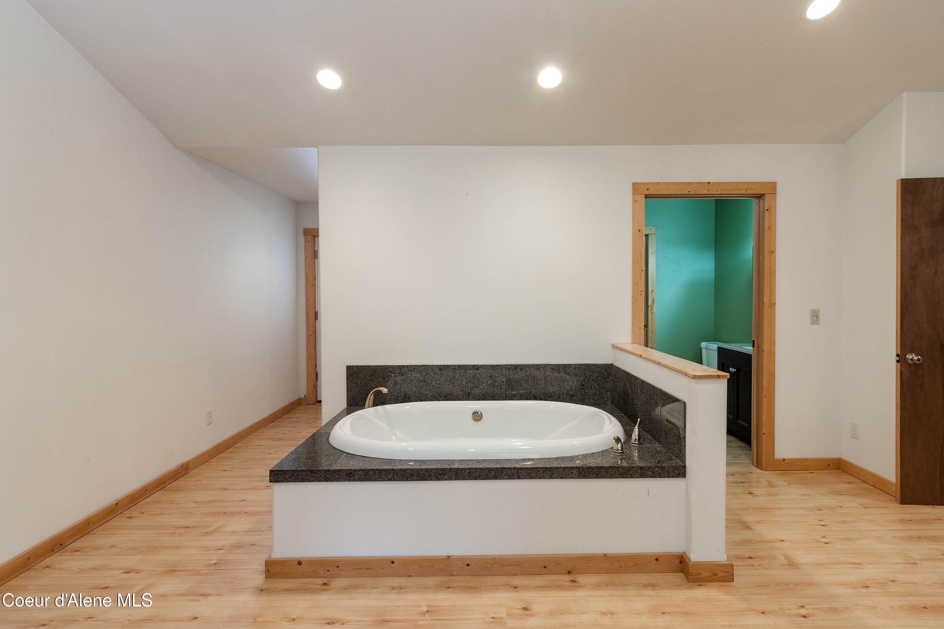 1657 East Dufort Road Sagle, ID 83860 - Photo 18 of 41 2 jacuzzi