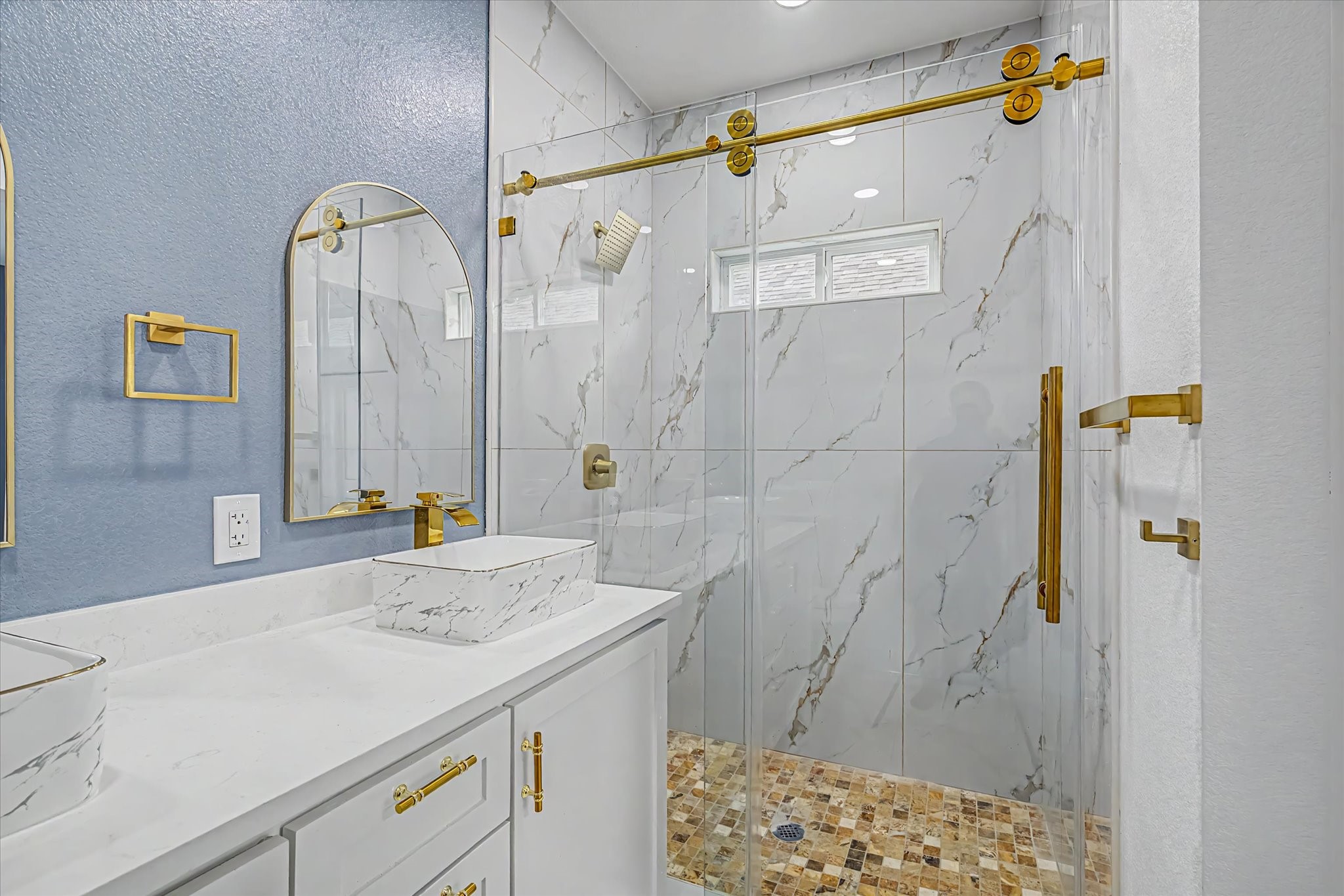 5919 Rietta Street Houston, TX 77016 - Photo 17 of 32 Bathroom in hallway