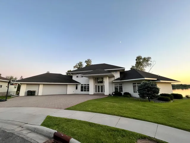 $1,050,000 | 553 Lake Street North, Sauk Centre, MN 56378