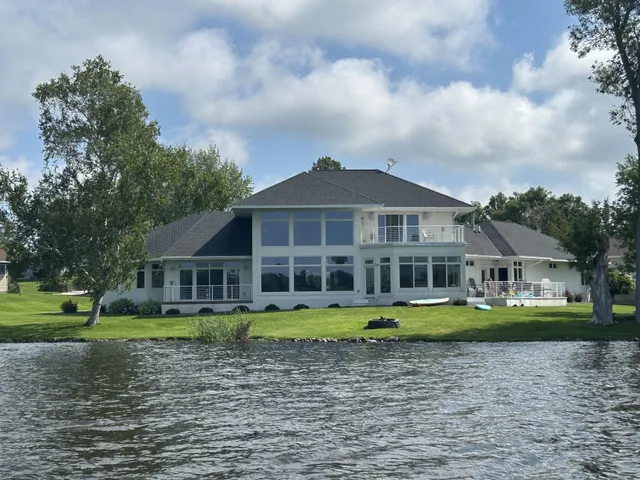 $1,050,000 | 553 Lake Street North, Sauk Centre, MN 56378