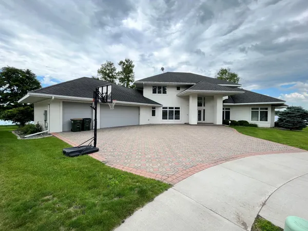 $1,050,000 | 553 Lake Street North, Sauk Centre, MN 56378