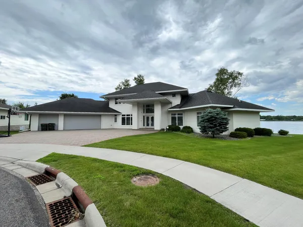 $1,050,000 | 553 Lake Street North, Sauk Centre, MN 56378