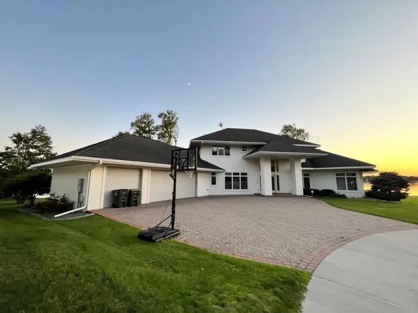 $1,050,000 | 553 Lake Street North, Sauk Centre, MN 56378