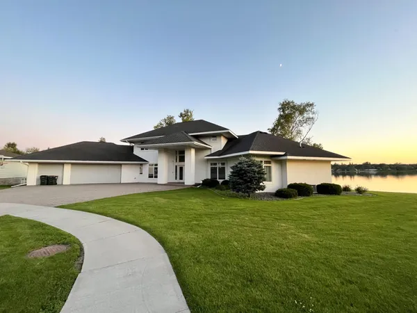 $1,050,000 | 553 Lake Street North, Sauk Centre, MN 56378