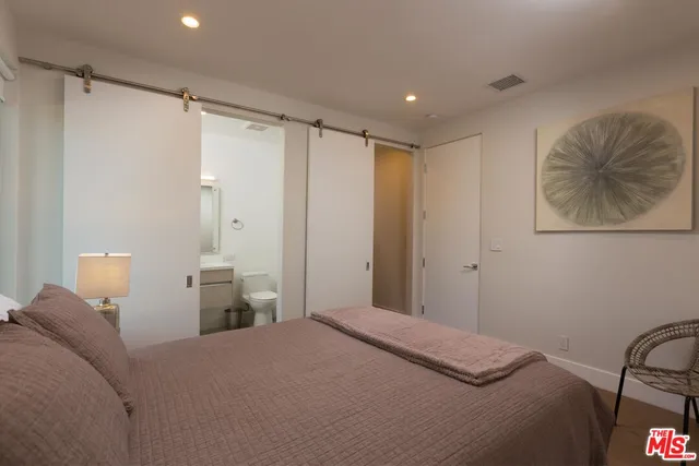 a en suite bathroom with a shower