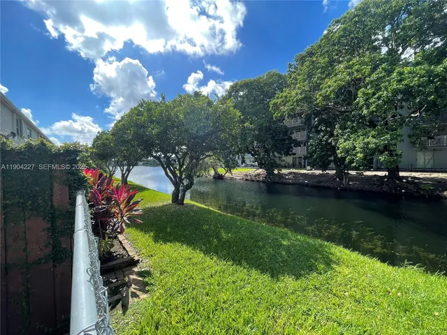 $395,000 | 9203 Fontainebleau Boulevard, Unit 113, Miami, FL 33172