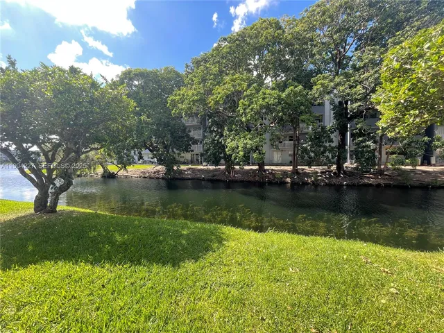 $395,000 | 9203 Fontainebleau Boulevard, Unit 113, Miami, FL 33172