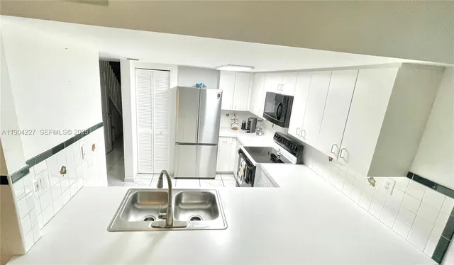 $395,000 | 9203 Fontainebleau Boulevard, Unit 113, Miami, FL 33172