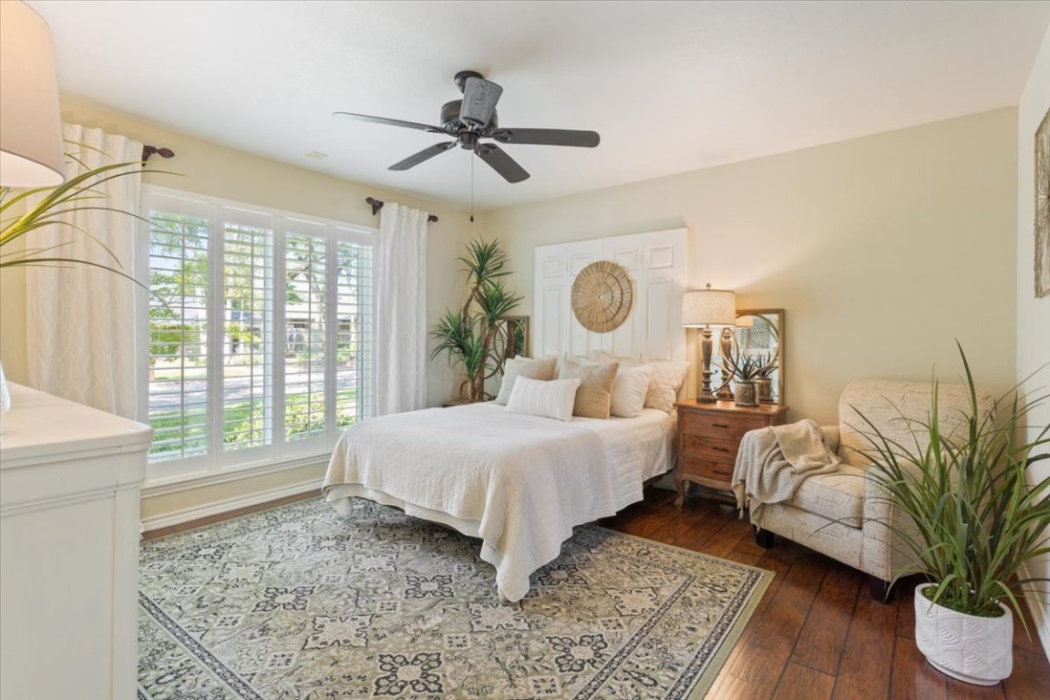2217 Stagecoach Trail Temple, TX 76502 - Photo 21 of 39 a bedroom with a large bed and a window