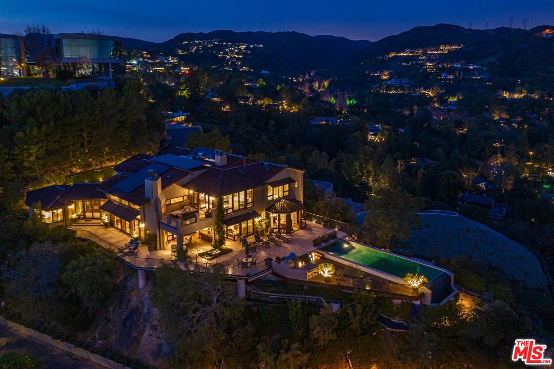 1870 Mango Way Los Angeles, CA 90049 - Photo 1 of 28 a view of a yard