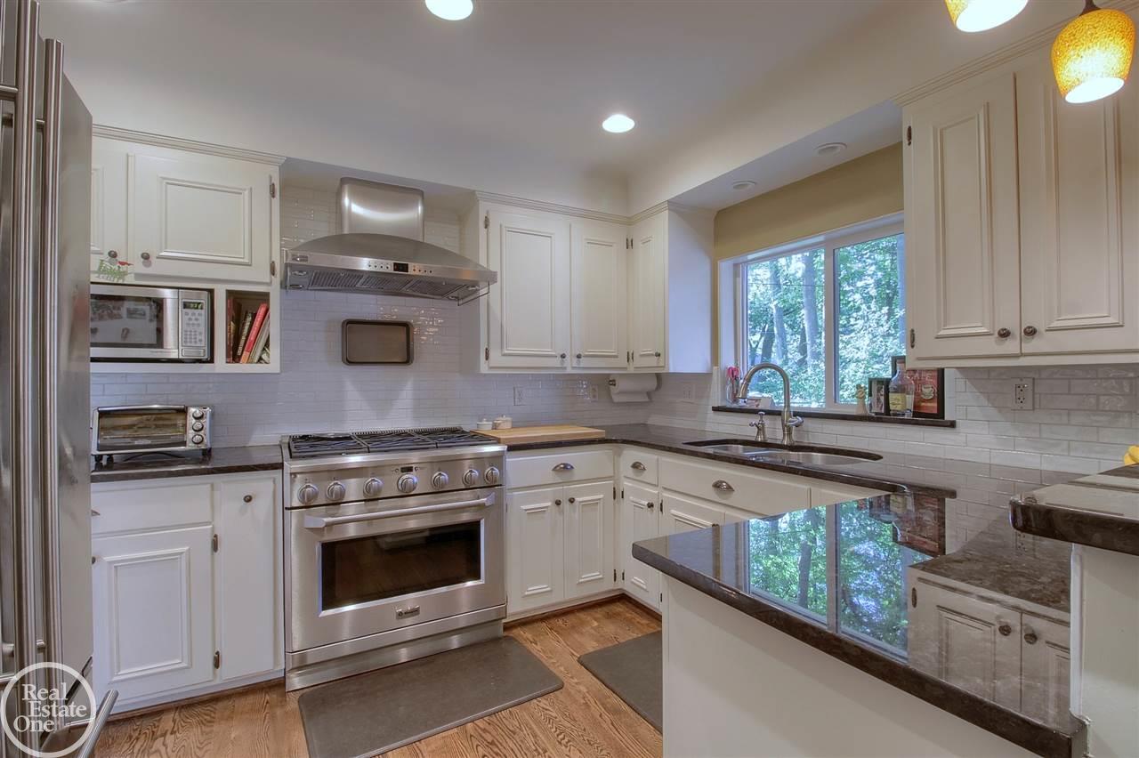 311 Cloverly Road Grosse Pointe Farms, MI 48236 - Photo 10 of 34