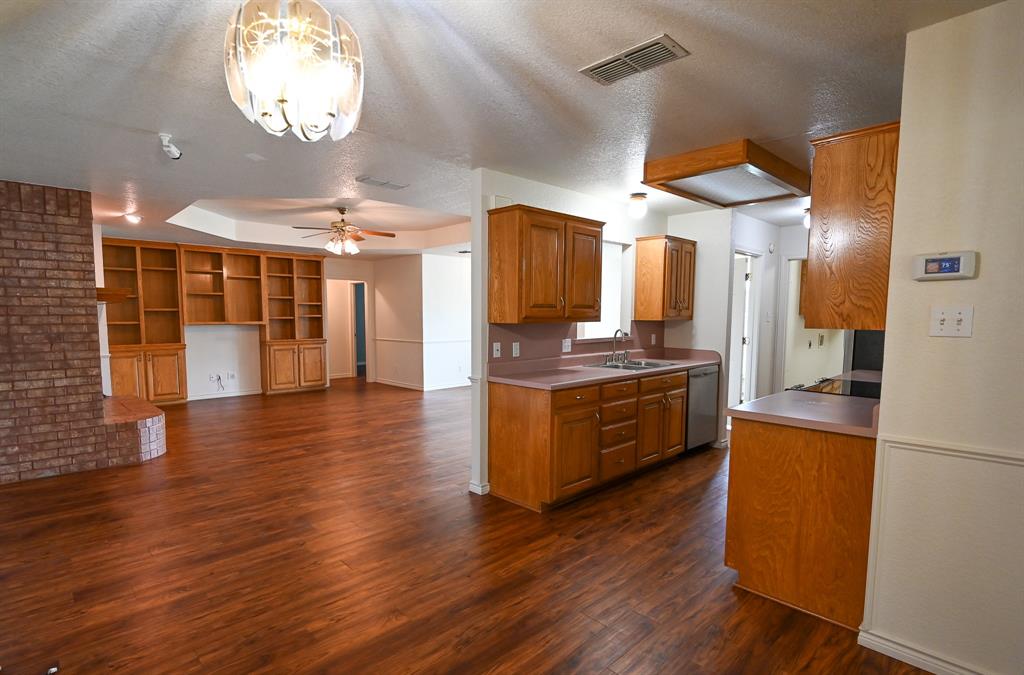 2951 North Trinity Street Decatur, TX 76234 - Photo 2 of 17