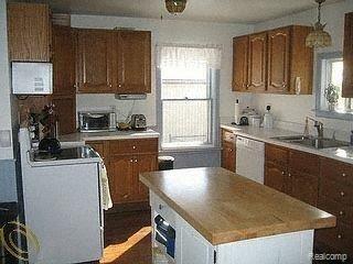 18015 Merriman Road Livonia, MI 48152 - Photo 4 of 5 attach_realcomponline_comCAV3ZU5