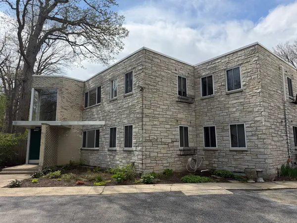 $229,000 | 424 Braeside Road, Unit 2N, Highland Park, IL 60035