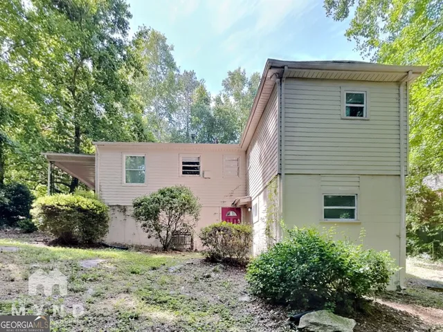 a view of a house with a yard and plants