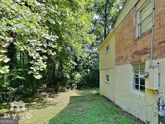a view of a back yard