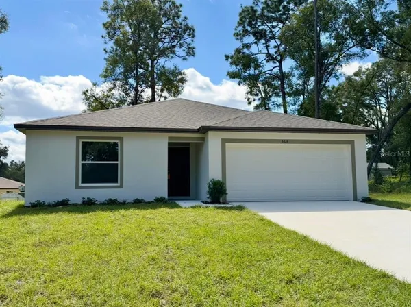 a front view of house with garage and yard