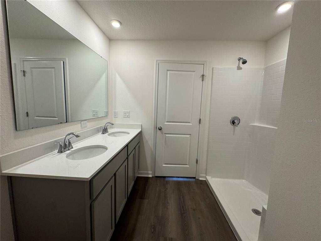 6000 East Oneida Street Inverness, FL 34452 - Photo 12 of 32 a bathroom with a sink and a mirror