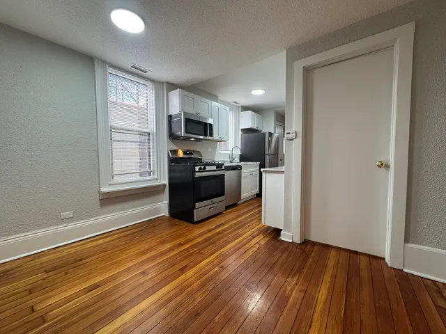 $2,795 | 2052 North Dayton Street, Unit 2R, Chicago, IL 60614