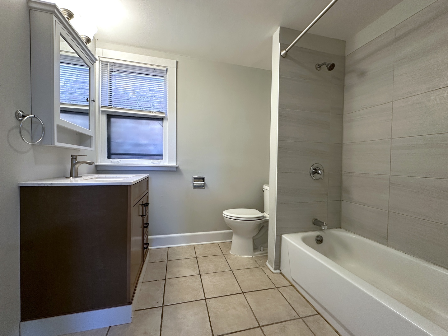 2052 North Dayton Street, Unit 2R Chicago, IL 60614 - Photo 7 of 11 a bathroom with a sink a toilet and bathtub