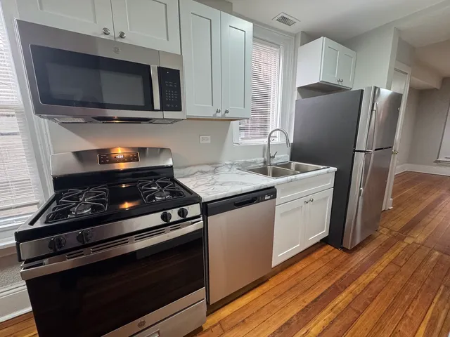 $2,795 | 2052 North Dayton Street, Unit 2R, Chicago, IL 60614