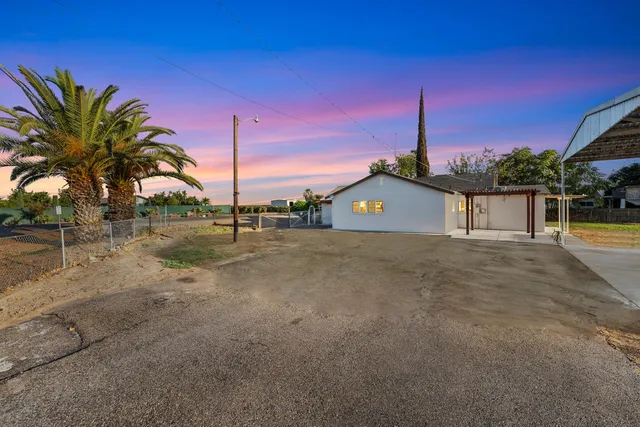 a view of a house with a backyard