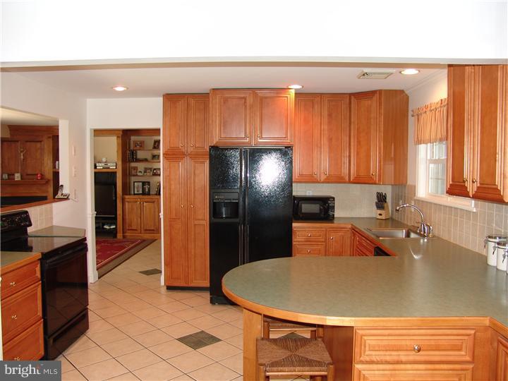 26 Hamlet Road Levittown, PA 19056 - Photo 4 of 25 Kitchen