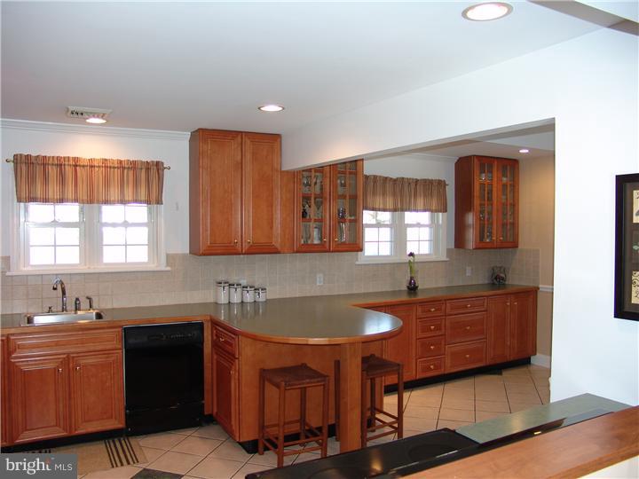 26 Hamlet Road Levittown, PA 19056 - Photo 5 of 25 Kitchen
