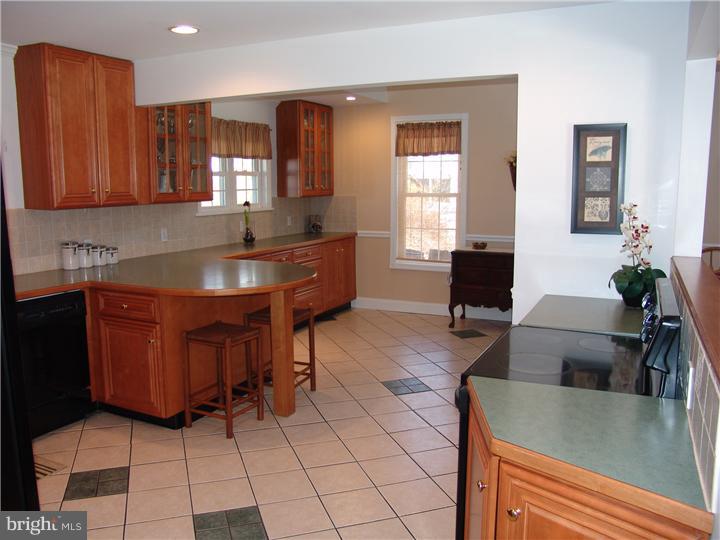 26 Hamlet Road Levittown, PA 19056 - Photo 6 of 25 Kitchen