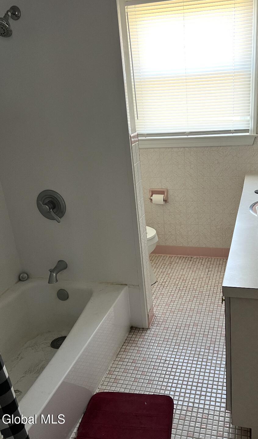 610 Saratoga Road Schenectady, NY 12302 - Photo 5 of 15 Unit 1 - 2