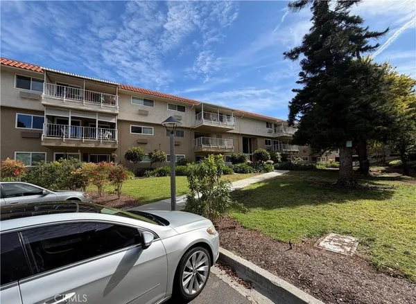$2,600 | 2390 Via Mariposa West, Unit 3C, Laguna Woods, CA 92637