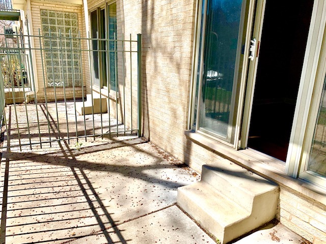 1246 West Byron Street, Unit 1 Chicago, IL 60613 - Photo 7 of 7 a view of a living room and a window