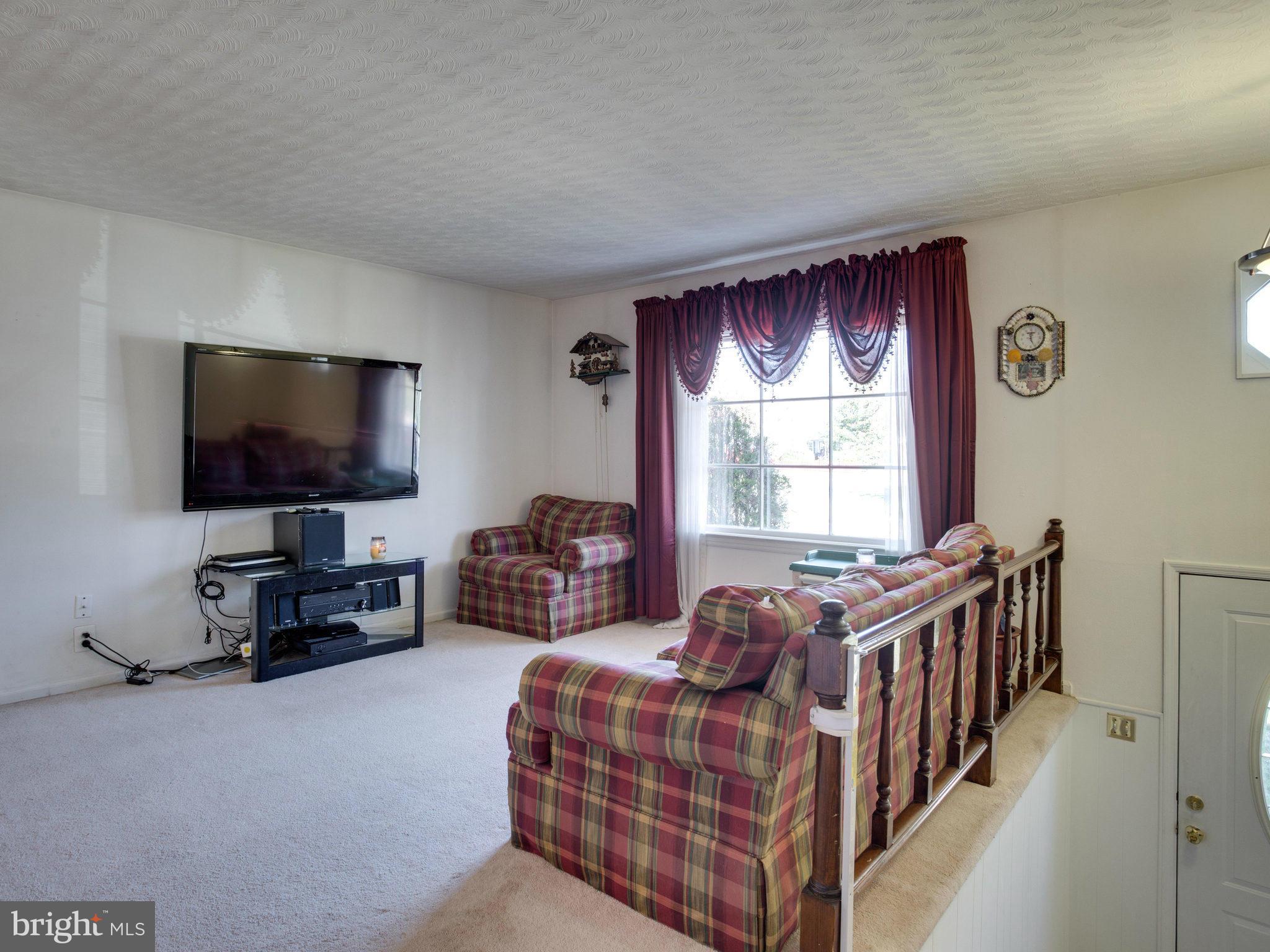 617 West Poplar Road Sterling, VA 20164 - Photo 4 of 30 Living Room