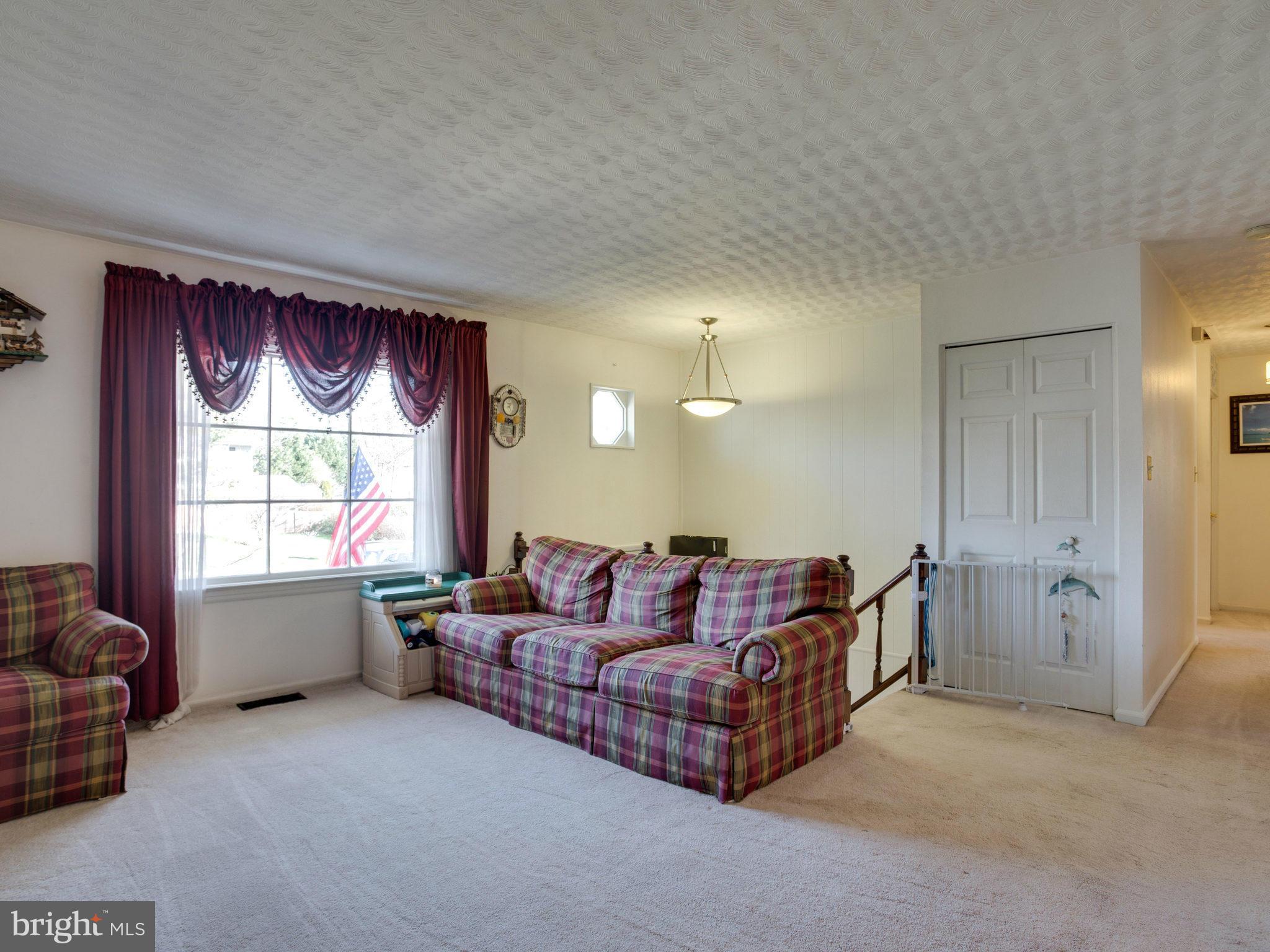 617 West Poplar Road Sterling, VA 20164 - Photo 5 of 30 Living Room