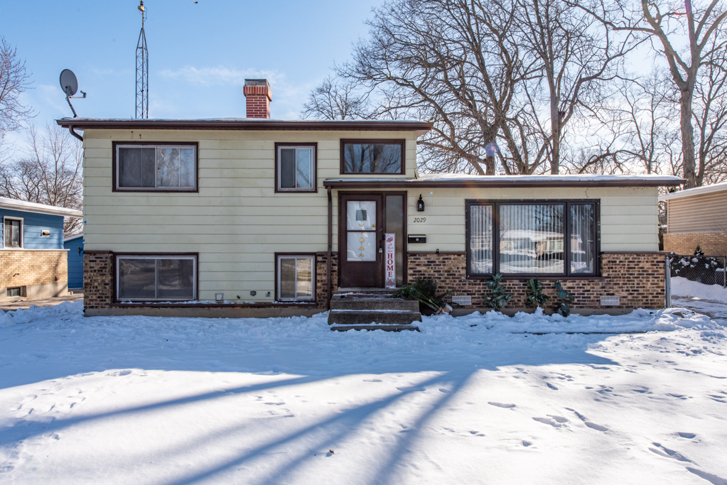 2029 Edgewood Road Waukegan, IL 60087 - Photo 2 of 17 Gallery Image 2