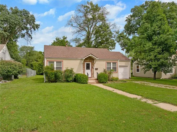 $165,000 | 329 East 12th Street, Ottawa, KS 66067