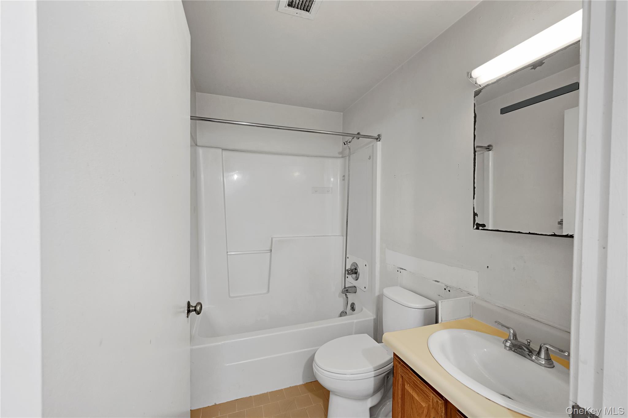46 Union Street, Unit 2C New Rochelle, NY 10805 - Photo 9 of 16 Full Bathroom