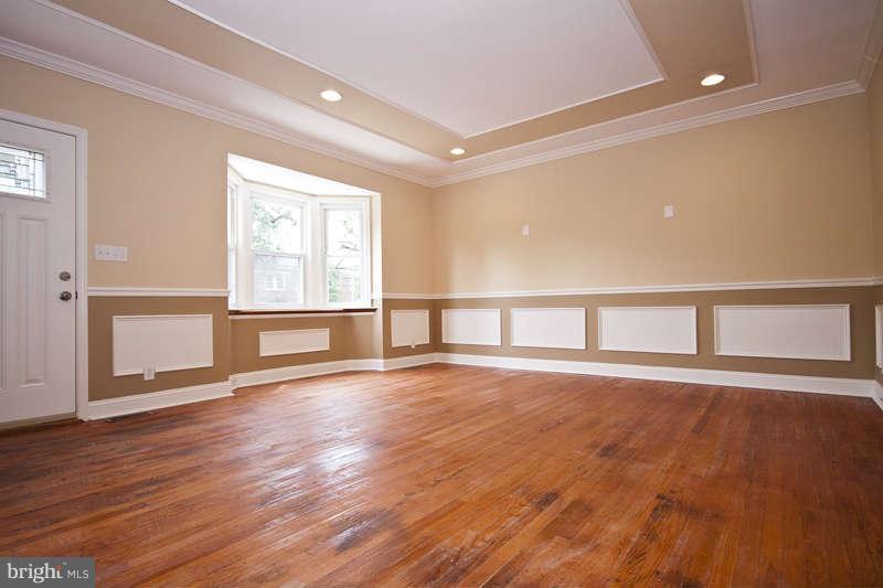1526 Shadyside Road Baltimore, MD 21218 - Photo 2 of 30 Living Room