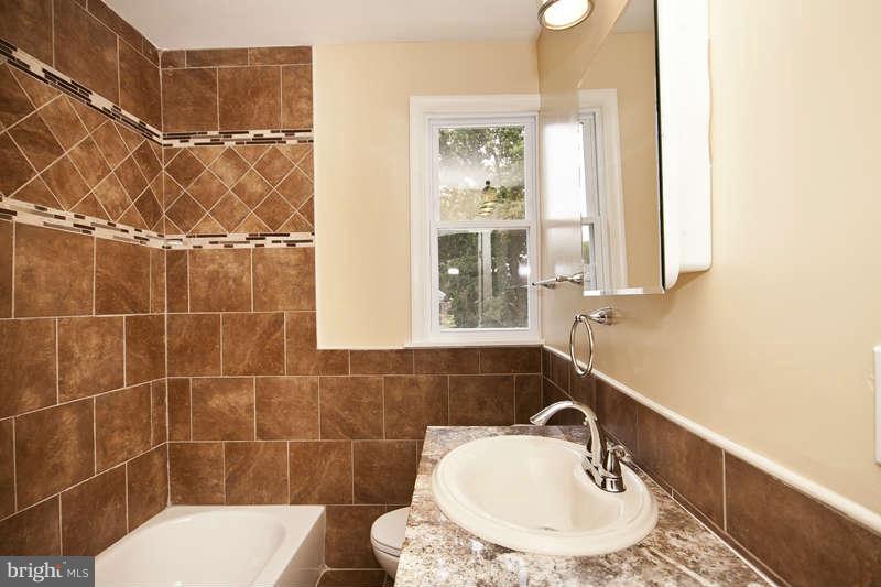 1526 Shadyside Road Baltimore, MD 21218 - Photo 12 of 30 Hallway Bath