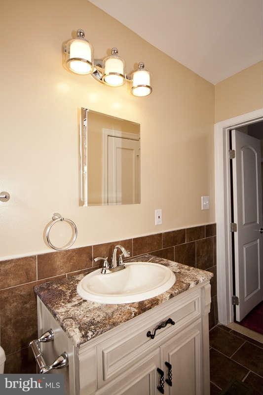 1526 Shadyside Road Baltimore, MD 21218 - Photo 13 of 30 Hallway Bath